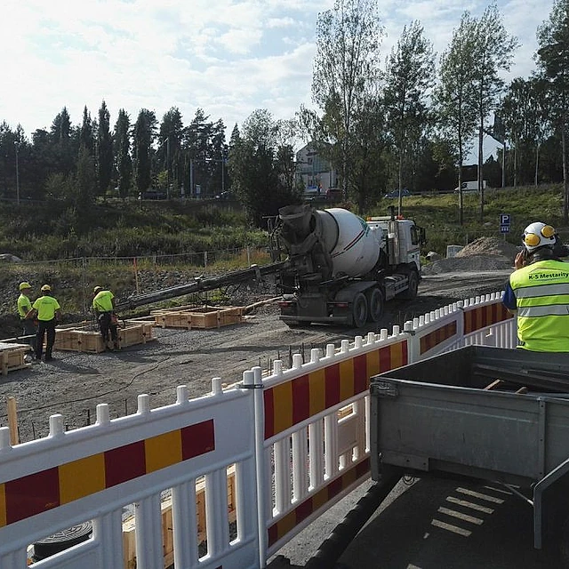 Betoniauto rakennustyömaalla